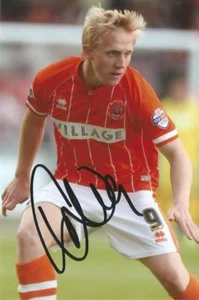 BLACKPOOL: MARK CULLEN SIGNED 6x4 ACTION PHOTO+COA - Picture 1 of 1