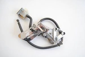 2000 SUZUKI GSXR600 GSX6R RIGHT DRIVERS PEG FOOTREST PLUS BRAKE MASTER CYLINDER - Picture 1 of 3