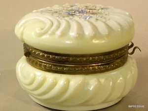 LOVELY WAVECREST SHELL VANITY DRESSER BOX - Picture 1 of 10