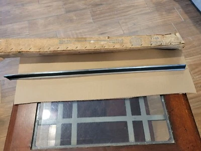 Chevrolet Impala Sport Coupe LH Reveal Molding Nuevo de Lote Antiguo GM 1969 70 2962895  Foto 1 de 4