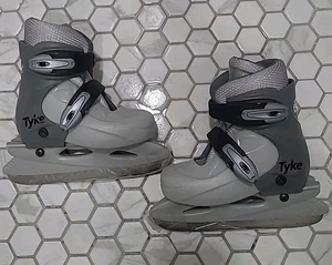 CCM Tyke Ice Hockey Ice Skates Kids Sizes 8 9 10 11 Adjustable Youth - Picture 1 of 11