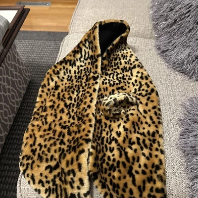 Envoltura de cuello de leopardo de lana de piel sintética Gap para mujer talla única negro tostado Foto 1 de 4