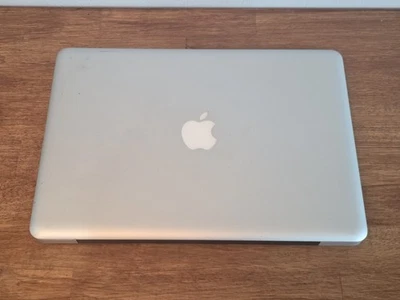 Apple MacBook Pro 13 pulgadas (mediados de 2009) A1278, Core 2 Duo 2,26 GHz 2 GB RAM 240 GB SSD Foto 1 de 4