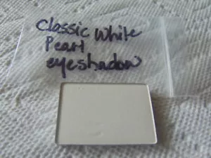 AVON CLASSIC WHITE PEARL (FULL SIZE REFILL) EYE SHADOW..PINKS & ROSES (2000) - Picture 1 of 1
