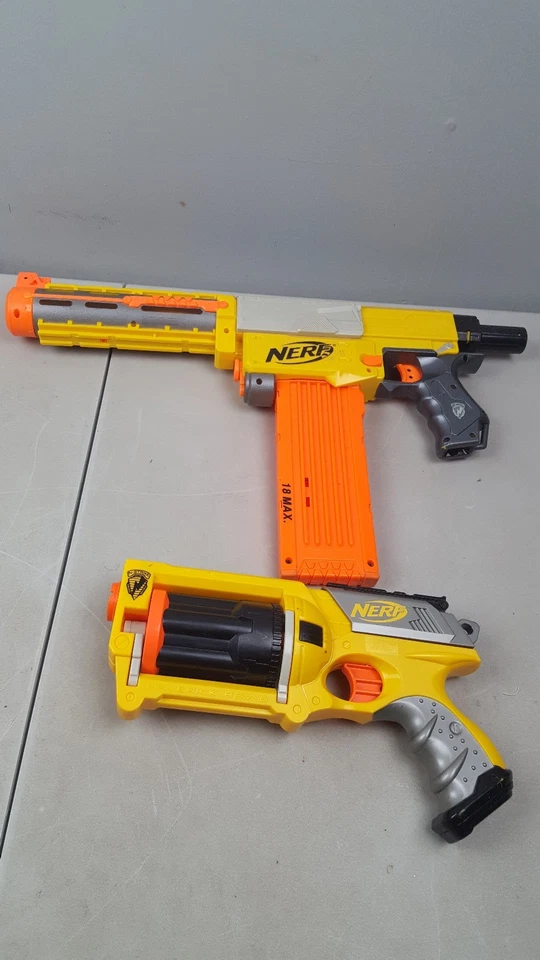 Lote de 2 pistolas de dardos de juguete Nerf Maverick Rev-6 y Recon Cs-6 Foto 1 de 4