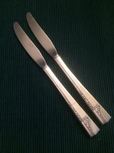 2 Caprice Nobility Plate Vintage 1937 Oneida, Grille Knives, Silver plate 72437 - Picture 1 of 5