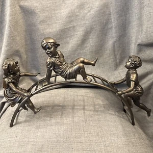 "Estatuilla de metal fundido de 3 niños jugando en el gimnasio de la selva 18""x 10"" acabado bronce" - Imagen 1 de 8