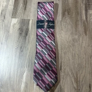 David Taylor rosa/graue geometrische Herrenkrawatte neu mit Etikett - Bild 1 von 7