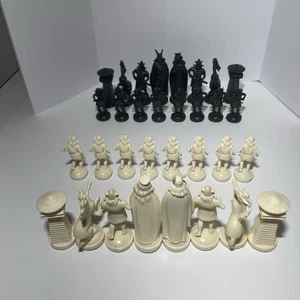 32 Black & White Viking Plastic Chess Pieces - Felted, Standard Size Full Set - Picture 1 of 22