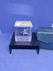Glas Sport Hologramm Schwert Kämpfer Briefbeschwerer mit Box - Bild 1 von 3