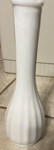 Vintage 8 1/2" weiße Milchglas Vase - Bild 1 von 4