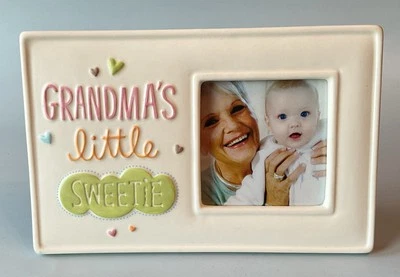 Marco de fotos de cerámica HALLMARK Grandma's Little Sweetie tiene capacidad para fotos de 2,5"x2,5" Foto 1 de 2