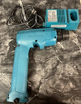 Makita Akkuschrauber Bohrschrauber 6095D 9,6V Akku mit Ladegerät DC9700A - Bild 1 von 4