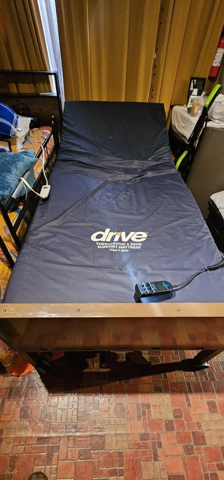 Cama de hospital eléctrica completa DRIVE usada durante 2 meses. El comprador tiene que enviar o recoger Foto 1 de 4