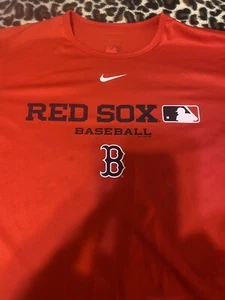 Boston Red Sox Herren Grafik Tshirt Gr. Small rot kurzarm von Nike - Bild 1 von 4