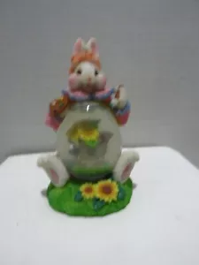 RESIN EASTER BUNNY ARTIST SNOW GLOBE MULTI COLOR/GLITTER ES03-37 - Picture 1 of 5
