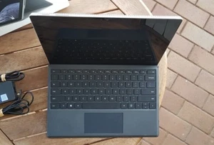 Microsoft Surface Pro 4 - i5 - 256GB SSD - Ram 8GB - Win 10 pro Black Keyboard - Picture 1 of 4