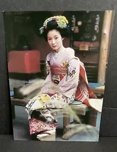 JAPANESE GEISHA MAIKO GIRL PHOTO VINTAGE POSTCARD 1980'S UNUSED - Picture 1 of 2