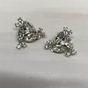 Unique Vintage 1950's WEISS Signed Rhinestone Cluster Flower Clip Earrings - Imagen 1 de 5