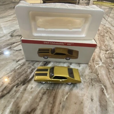 Readers Digest High Speed 1969 Oldsmobile 442 Gold 1/64 Diecast GM Oficial - Imagem 1 de 4
