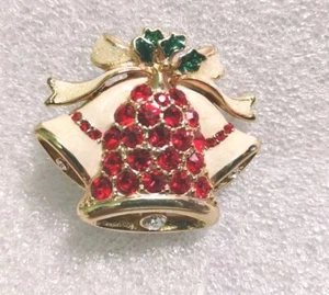 Broche prendedor vintage esmaltado campanas de Navidad con acebo y piedras de colores brillantes - Imagen 1 de 3