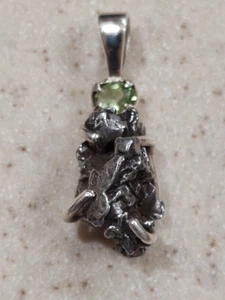 VINTAGE 925 STERLING SILBER EISEN METEORIT NUGGET mit PERIDOT? EDELSTEIN ANHÄNGER - Bild 1 von 8