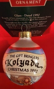 1992 HALLMARK RECUERDO ADORNO DE NAVIDAD VIDRIO LOS PORTADORES DE REGALOS KOLYADA IOB - Imagen 1 de 12