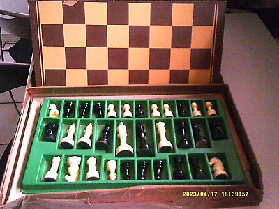 Altes  Schachspiel, Ca. 60 - 70 Jahre Alt, Vollständig • 10€