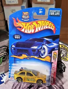 👓Hot Wheels 2003 #064🏁Ford ESCORT RALLY Metfk Gold⭐Gold PR5 Flamin' Hot Wheels - Imagen 1 de 8