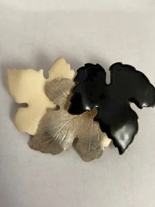 Vintage Brosche schwarz-weiß Emaille mit gebürstetem Silber Ahornblätter - Bild 1 von 2