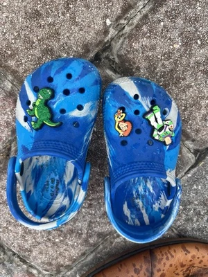 Zueco Clásico Mármol Azul Perno Crocs Niño Pequeño Talla 7C Foto 1 de 2