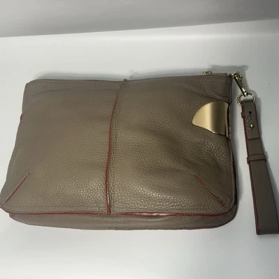 Bolso clutch de cuero con muñeca Halston Heritage Foto 1 de 4