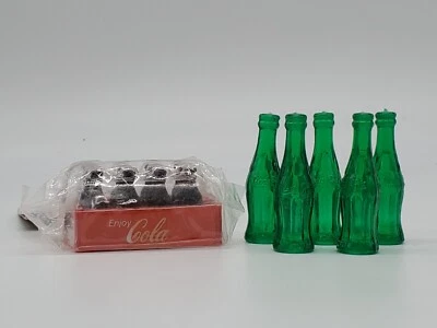 Paquete de refrescos Darice Timeless Minis y 5 mini Coca Cola de plástico verde para casa de muñecas Foto 1 de 4