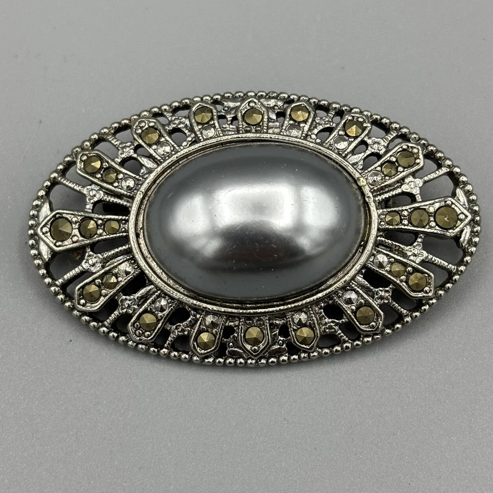 Broche Jewelry Co. Vintage 1928 Marcaita y Perla Gris Simulada Prendedor Foto 1 de 4