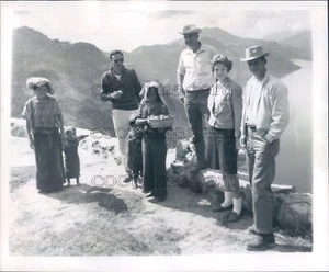 1963 Press Photo US Peace Corp Members With Natives 1960s Guatemala - Picture 1 of 2