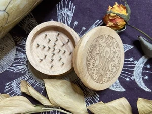Göttin Kräutermühle aus Holz, Hexenaltarwerkzeug, Kräutermühle - Bild 1 von 7