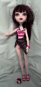 Monster High Skull Shores Draculaura Doll W Hat & Swimsuit Cover **LOOSE LEGS** - Picture 1 of 14