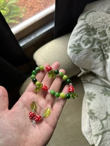 Handgefertigtes Glas Erdbeere Perlen Armband und passende Ohrringe - Bild 1 von 4