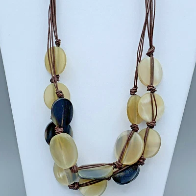 Collar distintivo disco resina cordón marrón Chico’s 2-745 Foto 1 de 4