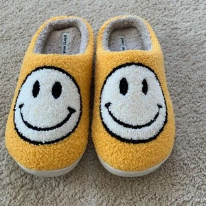 Groovy Soles Happy Feet Smiley Sherpa Slippers Yellow Brand New - Picture 1 of 7