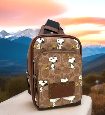 Nuevo con etiquetas $378 Coach X Peanuts Racer Sling Pack en lona exclusiva con estampado Snoopy Foto 1 de 4
