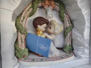 Precious Moments CINDERELLA & PRINCE CHARMING UNDER MISTLETOE DISNEY 810040 NIB - Picture 1 of 9