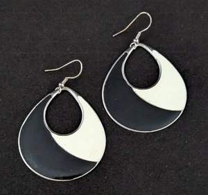 Pendientes Ganchos Perforados Negro Blanco Esmalte Tono Plata Lágrima Aro Cuelga - Imagen 1 de 5