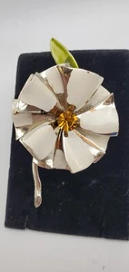Vintage Metal Flower Brooch Pin White Enamel Green Leaf Yellow Topaz Rhinestone - Picture 1 of 17