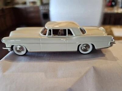 Modelo fundido S-180 Brooklin BRK 11a - 1957 creme 1:43 Continental MK II - Imagem 1 de 4