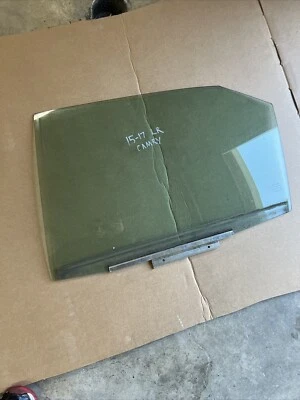 Vidro traseiro esquerdo para janela da porta Toyota Camry 2015-2017 68104-06260 - Imagem 1 de 4