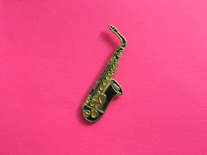 BOUTON INSIGNE PIN SAXOPHONE VINTAGE IMPORTATION ROYAUME-UNI. OR/NOIR - Photo 1/3