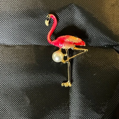 Broche prendedor flamenco perla sintética tono dorado rosa caprichoso pájaro joyería Foto 1 de 4