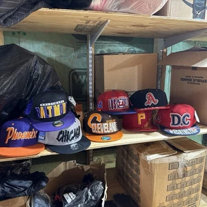 Bundle Of 17 Snap Backs, Nice Teams And Designs - Picture 1 of 16