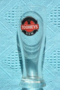 TOOHEYS NEW Beer Glass 1 x Only 285ML LAGER BEER-Rare Red/Black Logo. Promo Item - Foto 1 di 1